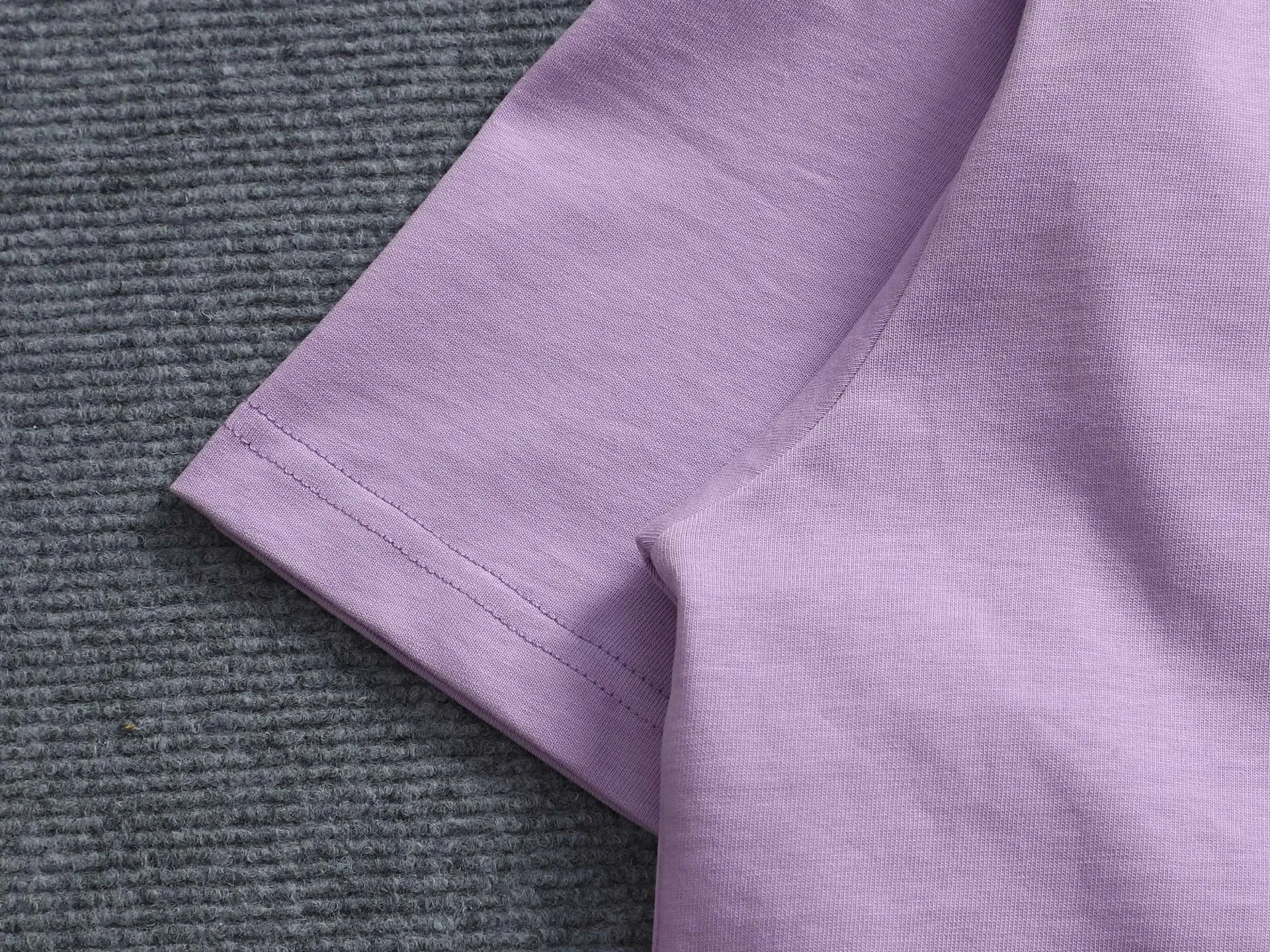 Ami Classic love embroidery craft Logo logo is exquisitely upgraded, inspired by Retro original fabric in the 1980s. Official Same Style short-sleeved T-shirt. Customized 320g vat-dyed fabric. Very comfortable to the touch. Synchronized with spring and summer brick cabinets. Fashionable and personalized. Super Versatile and good-looking. Very suitable for both men and women. A must-have for everyone. Hang tag. Collar label. Washed wheat. Complete with three labels. Color: White White Purple Blue Size: S M L XL